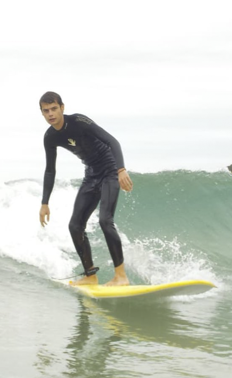 Aluno Jovem Surfando